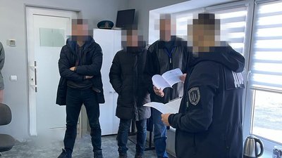 Посадовці Житомирської митниці за винагороду незаконно оформляли "нульове розмитнення" автівок – ДБР