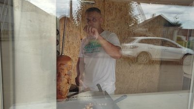 Переселенець зі Слов'янська відкрив бізнес на Волині: на кіоску з шаурмою вивісив державний прапор Переселенець зі Слов'янська відкрив бізнес на Волині: на кіоску з шаурмою вивісив державний прапор