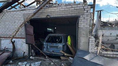Що відбувається на місці ракетного удару по передмістю Дніпра: фоторепортаж