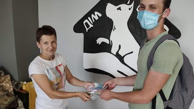 Понад 2 з половиною тисячі доларів Понад 2 з половиною тисячі доларів