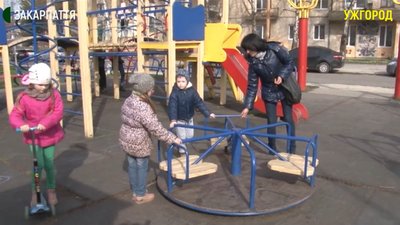Обмежити прогулянки дітям на майданчиках під час карантину радить сімейна лікарка