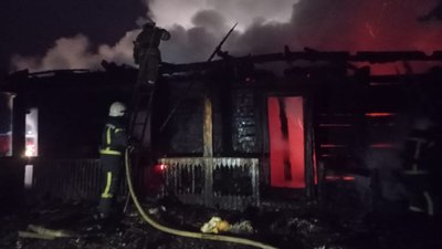 На Франківщині горів будинок. Господаря з опіками госпіталізували в лікарню На Франківщині горів будинок. Господаря з опіками госпіталізували в лікарню