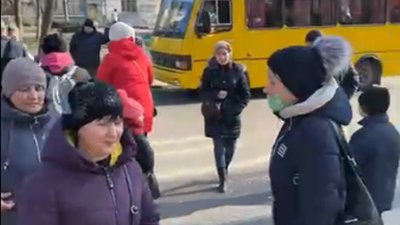 У Херсоні на проспекті Ушакова жителі гуртожитку перекрили рух транспорту