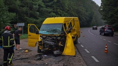 ДТП на Львівщині: рятувальники деблокували водія з авто