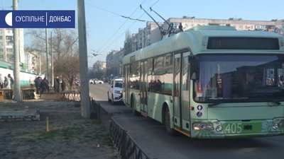 На Луганщині працівники ринку перекрили дорогу через карантин. ФОТО На Луганщині працівники ринку перекрили дорогу через карантин. ФОТО
