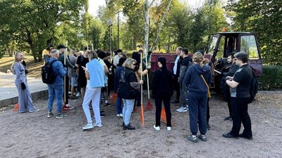 Люди зібралися на толоку в урочищі Бабин Яр