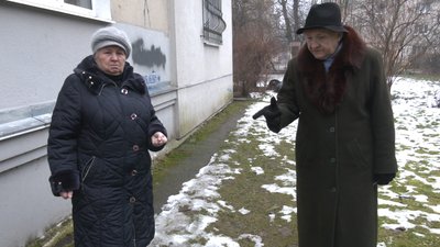 У дворі луцької багатоповерхівки знайшли медвідходи з коронавірусного шпиталю У дворі луцької багатоповерхівки знайшли медвідходи з коронавірусного шпиталю