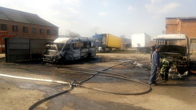 На Львівщині через пожежу трави згоріли три автобуси