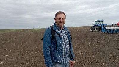 Василь Чамбул на полі під час посівної Василь Чамбул на полі під час посівної