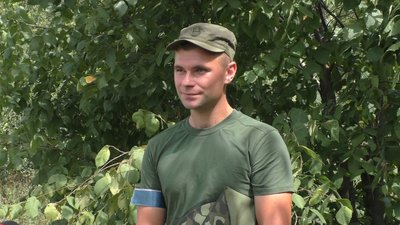 На Запоріжжі нацгвардієць обладнав пасіку на блокпості На Запоріжжі нацгвардієць обладнав пасіку на блокпості