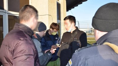 Іноземців, які хотіли незаконно вивезти немовлят через кордон на Буковині, затримали. Діти в лікарні