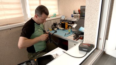 Вінницький вчитель збирає дрони-камікадзе для оборонців Вінницький вчитель збирає дрони-камікадзе для оборонців