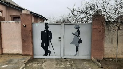 Миколаївці прикрасили стіни будинків та ворота малюнками