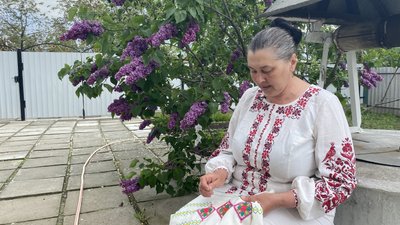 Вишивати почала раніше, ніж читати: черкащанка продемонструвала свої вишиті роботи