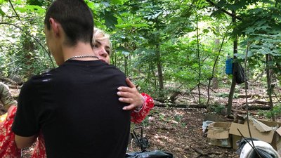 У сукні та на підборах до позицій танкістів. Миколаївська волонтерка приїхала на Донеччину заради зустрічі із братом У сукні та на підборах до позицій танкістів. Миколаївська волонтерка приїхала на Донеччину заради зустрічі із братом