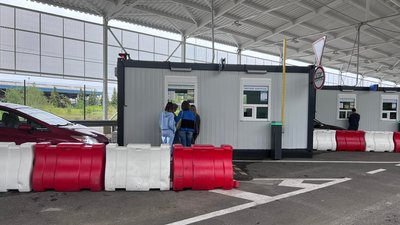 Рух легкових авто через пункт пропуску "Краківець" відновили Рух легкових авто через пункт пропуску "Краківець" відновили