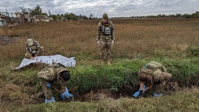 Про покинуту техніку, тіла росіян та спілкування з рідними: одеські волонтери розповили про ексгумацію військових Про покинуту техніку, тіла росіян та спілкування з рідними: одеські волонтери розповили про ексгумацію військових