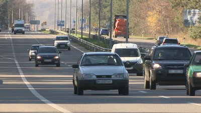 Без увімкненого світла фар поза населеними пунктами: скількох водіїв на Полтавщині оштрафували Без увімкненого світла фар поза населеними пунктами: скількох водіїв на Полтавщині оштрафували