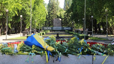 День пам'яті та примирення 8 травня: у Запоріжжі вшанували загиблих у Другій світовій