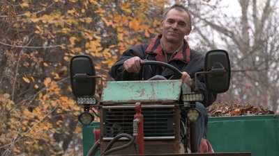 Кермо – від "Москвича", коробка передач – від "Жигуля": черкащанин власноруч зробив тракторець Кермо – від "Москвича", коробка передач – від "Жигуля": черкащанин власноруч зробив тракторець
