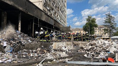 Росія вдарила ракетами по Вінниці: відомо про 91 пораненого та 22 загиблих, серед них троє дітей Росія вдарила ракетами по Вінниці: відомо про 91 пораненого та 22 загиблих, серед них троє дітей