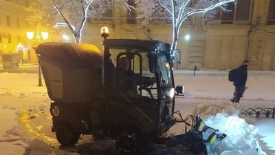 "Зберігається проїздність". В Одесі розчищають дороги та тротуари від снігу "Зберігається проїздність". В Одесі розчищають дороги та тротуари від снігу