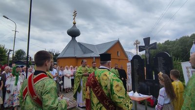 У Луцьку освятили пам’ятну стелу з іменами убитих жителів сіл Черничі та Кічкарівка. СУСПІЛЬНЕ | ВІДЕОНОВИНИ У Луцьку освятили пам’ятну стелу з іменами убитих жителів сіл Черничі та Кічкарівка. СУСПІЛЬНЕ | ВІДЕОНОВИНИ