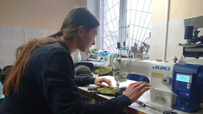 Тернопільські волонтери шиють військову амуніцію Тернопільські волонтери шиють військову амуніцію