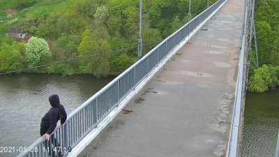 У Житомирі чоловік намагався стрибнути з мосту – поліцейські зупинили У Житомирі чоловік намагався стрибнути з мосту – поліцейські зупинили