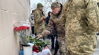 У Полтаві відкрили меморіальну дошку снайперу ЗСУ Євгену Горіну У Полтаві відкрили меморіальну дошку снайперу ЗСУ Євгену Горіну