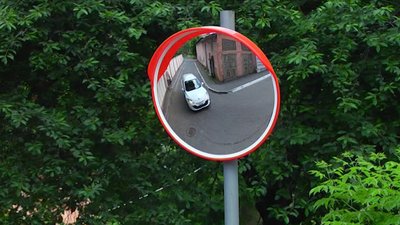 На перехрестях Новоукраїнки на Кіровоградщині встановили дзеркала для підвищення оглядовості. Це проєкт місцевої молоді На перехрестях Новоукраїнки на Кіровоградщині встановили дзеркала для підвищення оглядовості. Це проєкт місцевої молоді