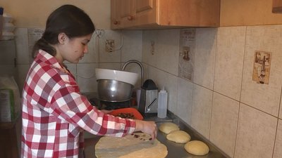 Подруги-лучанки спекли пів сотні великодніх пасок для військових Подруги-лучанки спекли пів сотні великодніх пасок для військових