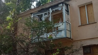 Пошкоджений дах, вибиті вікна та понівечені стіни. Мешканці будинку в Миколаєві очікують на ремонт покрівлі