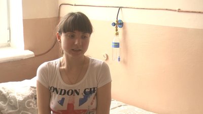 Олександра Лабунець, яка потрапила до лікарні з діагнозом ботулізм, зізнається, що їй було дуже боляче. Олександра Лабунець, яка потрапила до лікарні з діагнозом ботулізм, зізнається, що їй було дуже боляче.