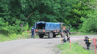 Боєприпаси в ставу: рятувальники дістали артснаряди з водойми біля Тростянця на Сумщині Боєприпаси в ставу: рятувальники дістали артснаряди з водойми біля Тростянця на Сумщині
