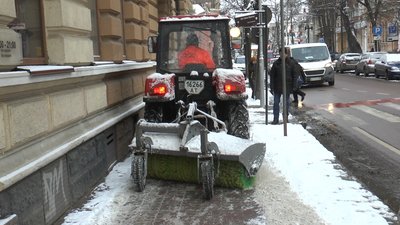 Снігопад на Прикарпатті: як дорожні служби справляються з наслідками Снігопад на Прикарпатті: як дорожні служби справляються з наслідками