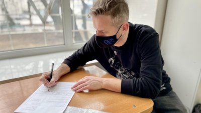 "І вам раджу". Харківський письменник Сергій Жадан вакцинувався проти COVID-19