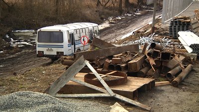 На Житомирщині жителі села Вчорайше скаржаться на розбиту об'їзну дорогу повз міст, який ремонтують На Житомирщині жителі села Вчорайше скаржаться на розбиту об'їзну дорогу повз міст, який ремонтують