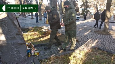 Свічки запалили в Ужгороді в пам'ять про загиблих під час Революції Гідності Свічки запалили в Ужгороді в пам'ять про загиблих під час Революції Гідності