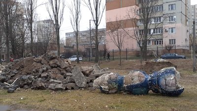 У Києві на Виноградарі зруйнували керамічні скульптури радянського періоду У Києві на Виноградарі зруйнували керамічні скульптури радянського періоду
