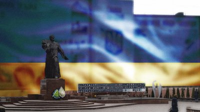 У Чернівцях оновлять банер на Центральній площі: буде синьо-жовтий прапор