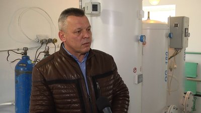 Проєкт кисневої станції запозичили в Хмельницької інфекційної лікарні, каже директор Нетішинської лікарні Василь Пословський. Фото: Суспільне. Поділля. Проєкт кисневої станції запозичили в Хмельницької інфекційної лікарні, каже директор Нетішинської лікарні Василь Пословський. Фото: Суспільне. Поділля.