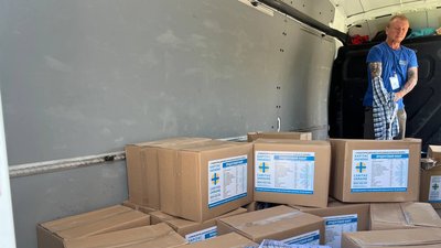 Прибирають територію та накривають дахи: жителі Вільного на Криворіжжі долають наслідки атаки РФ