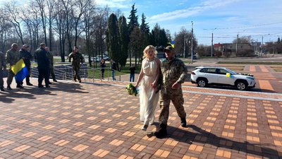 БТР у весільному кортежі. У Сумах одружилися військовий та волонтерка БТР у весільному кортежі. У Сумах одружилися військовий та волонтерка