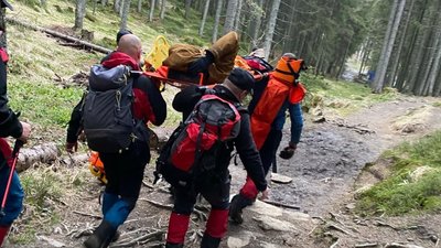 Рятувальники транспортують травмованого на ношах