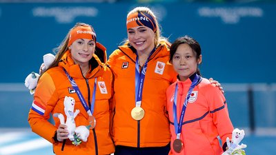 Нідерландка Ютта Лірдем (по центру) виборола "золото" Олімпіади у ковзанярському спорті