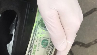 У центрі Луцька затримали на хабарі двох інспекторів-екологів У центрі Луцька затримали на хабарі двох інспекторів-екологів