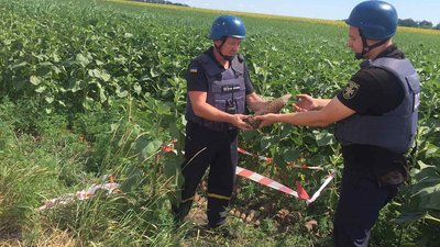 Миколаївські піротехніки знищили 32 артснаряди та авіаційну бомбу SD-1 Миколаївські піротехніки знищили 32 артснаряди та авіаційну бомбу SD-1