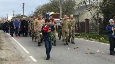 У Ямниці на Івано-Франківщині понад тисяча людей прийшли попрощатися із загиблим воїном У Ямниці на Івано-Франківщині понад тисяча людей прийшли попрощатися із загиблим воїном