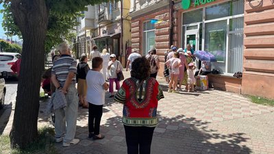 У Чернівцях перед одним з банків черги, аби оформити заявку на виплати від міжнародних організацій. Що відомо